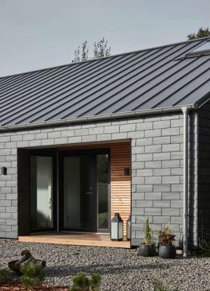 Schiefer, Holz und Stahlprofile in eleganter Symmetrie, Mågevej 11, 4040 Jyllinge, Dänemark